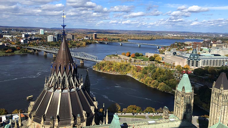 オタワの風景 カナダ国会議事堂とオタワ川