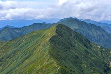 約100kmにわたる稜線を結ぶ「ぐんま県境稜線トレイル」が2018年8月11日に全線開通