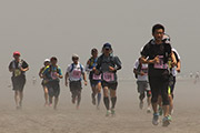 九十九里の浜辺を行動食を背負って走る「浜マラソン in 山武 ・九十九里」開催