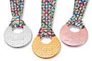 「東京マラソン2018」の上位入賞者に贈られるメダルのデザインを公開
