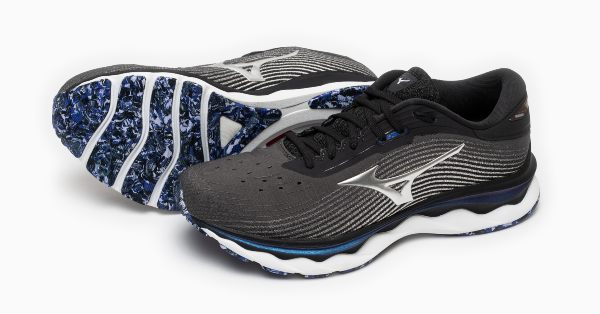 ミズノから柔らかく反発性に優れ初級から中級ランナー向けのランニング