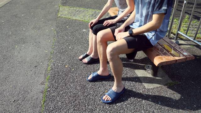 TENTIAL リカバリーサンダル「HAITE」試し履きで座った時のイメージ