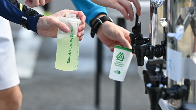 湘南国際マラソン マイボトル・ランナーの給水の様子