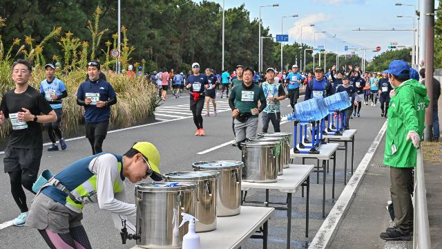 湘南国際マラソン マイボトル・ランナーの給水の様子
