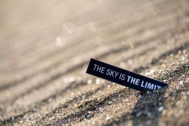 ブランドタグライン「THE SKY IS THE LIMIT」のが画像