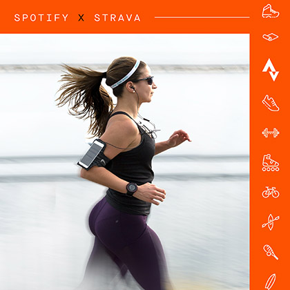 Stravaアプリの Spotifyで音楽を聞きながら走る女性