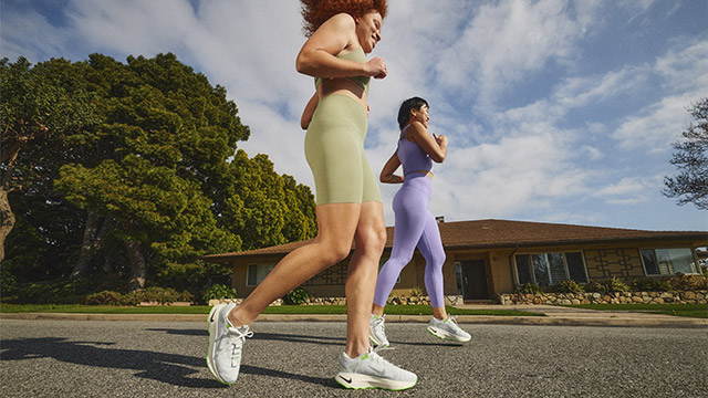 ナイキ モティバ を履いてジョギングをする女性の画像