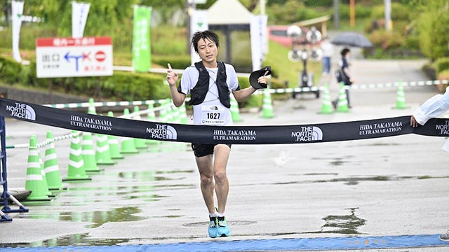 「第11回 飛騨高山ウルトラマラソン」男子トップゴール 池野田選手