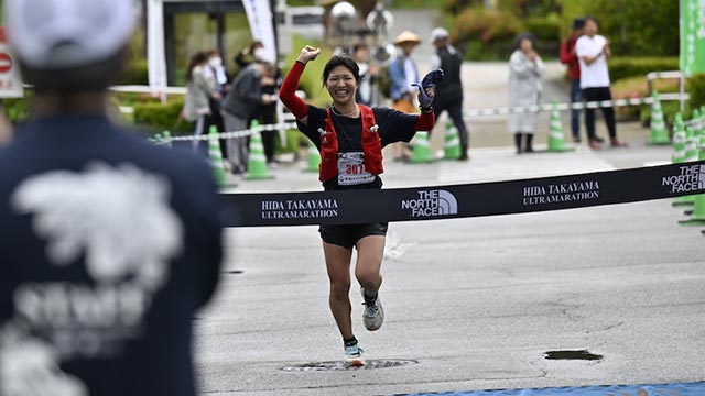 「第11回 飛騨高山ウルトラマラソン」100km女子トップゴール 渡邉選手