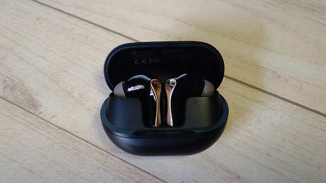 Air5 Pro+のケースと本体