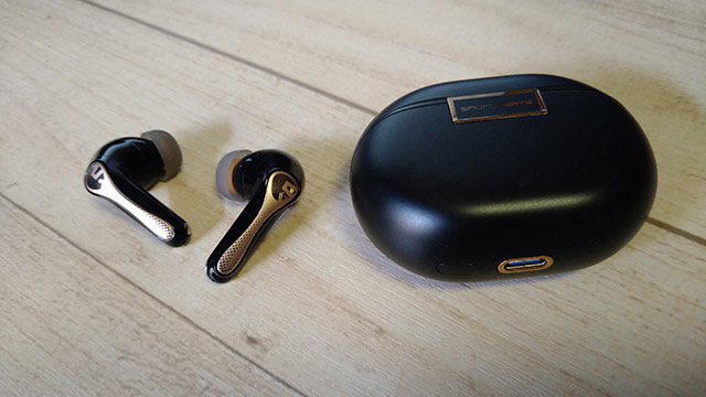 Air5 Pro+のケースと本体