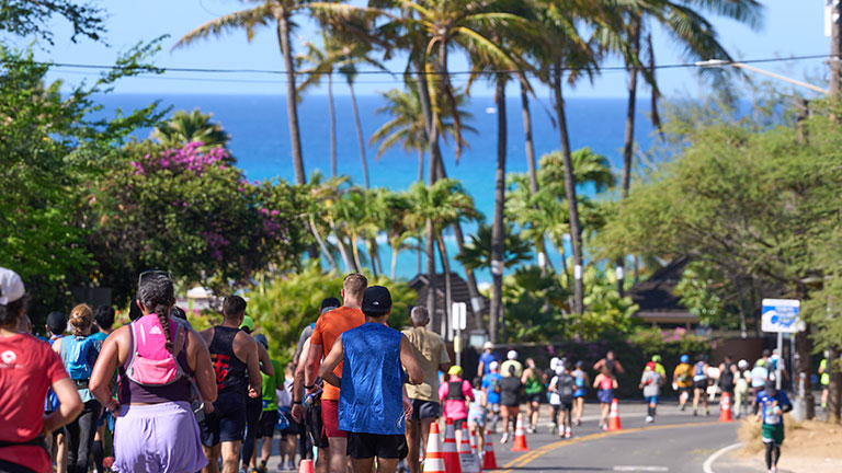 JALホノルルマラソン2025 ハワイらしい景色の中を走るランナー