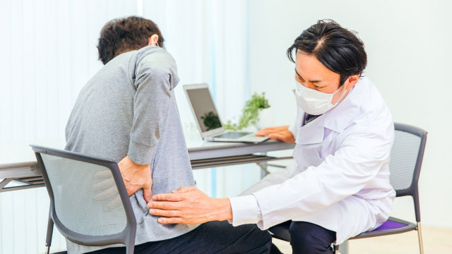腰痛の診察を受けるランナー