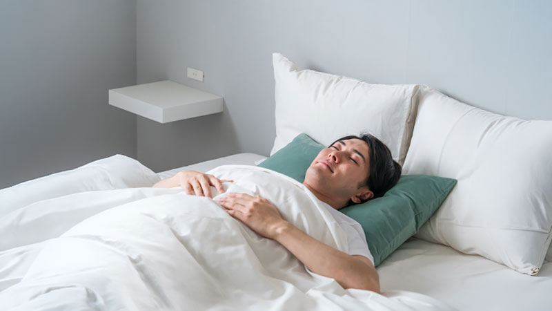 ベッドで気持ちよさそうに眠る人
