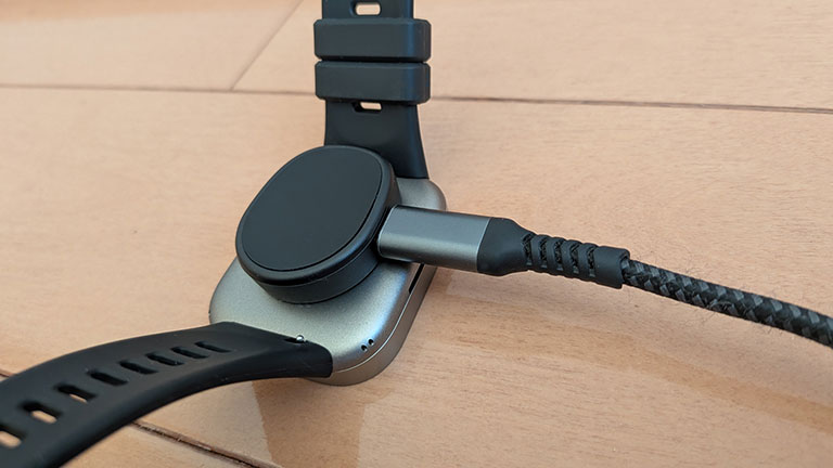 Amazfit Bip Max 充電ポッド装着時