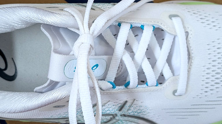 GEL-KAYANO 33 のシュータン