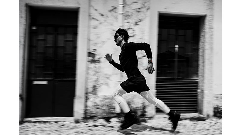 Apple Watch Ultra 4を着用してランニングするイメージ