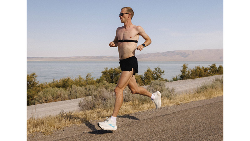 Suunto Run 2 「Suunto Smart Heart Rate Belt 2」を装着したランナー