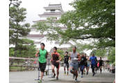 会津若松の鶴ヶ城周辺のコースを使って開催された「スパルタンレース 会津大会」の結果