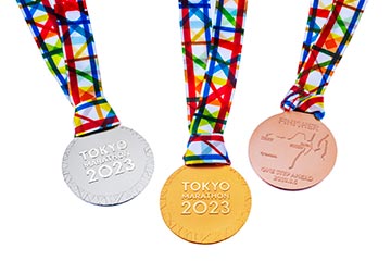 「東京マラソン2023」のテーマ “ONE STEP AHEAD” を表した表彰メダルを公開