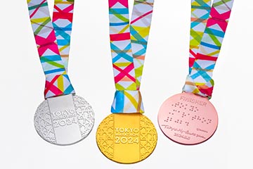 “帯が織りなす包容力”をデザインで表現した「東京マラソン2024」の表彰メダルが公開